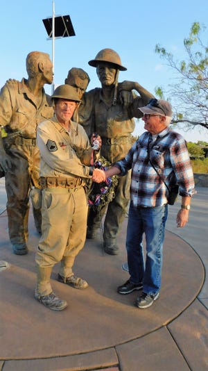 Mike Bilbo a reçu sa médaille finale des mains du guerrier vietnamien vétéran Rob Wood au Mémorial de la mort de Bataan en mars 2021.
