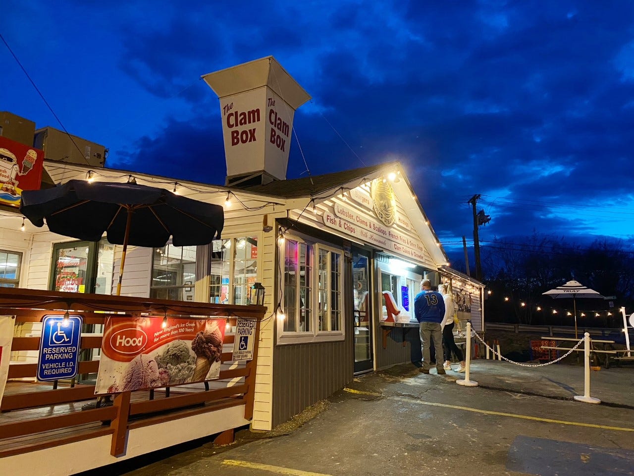 Three Chicks Food Picks First Up Dining In At The Clam Box In Brookfield