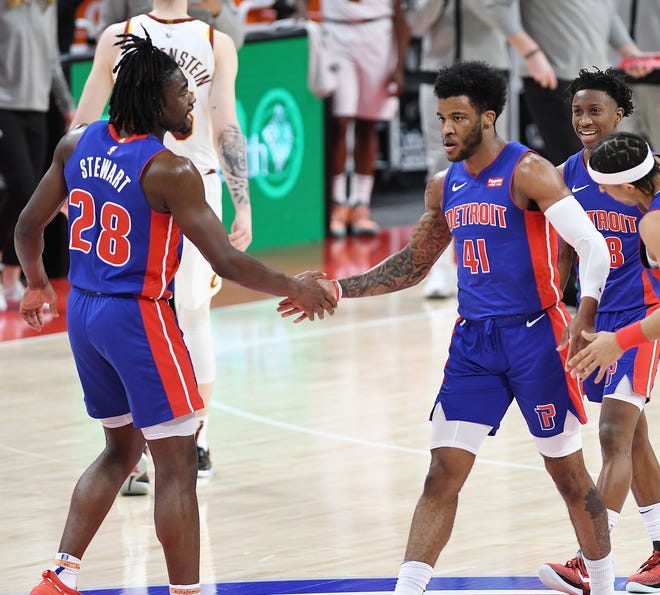 Saddiq Bey (right) shake hands with Isaiah Stewart.