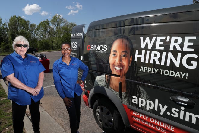 Les recruteurs Linda Taylor, à gauche, et Timoni Robinson se tiennent devant le centre mobile SIMOS le mardi 20 avril 2021. Au cours de l'année écoulée, la société a développé un camion de recrutement pour se rendre dans les quartiers pour connecter les personnes avec des emplois ouverts et aider les personnes sans emploi . Connexion Internet tout en les gardant hors des centres de recrutement bondés pendant la pandémie COVID.