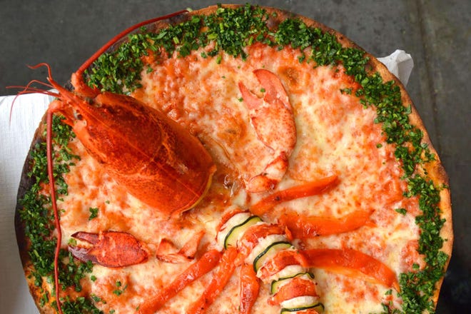 Pizza con aggiunte strane e folli nella zona di New Bedford, Massachusetts, da gustare Pizza con aggiunte strane e folli nella zona di New Bedford, Massachusetts, da gustare