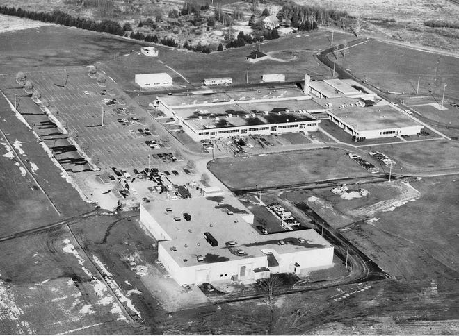 Esta es una vista aérea de la Escuela de Tecnología del Condado de Eri en Summit Township, sureste, tomada el 19 de noviembre de 1976.