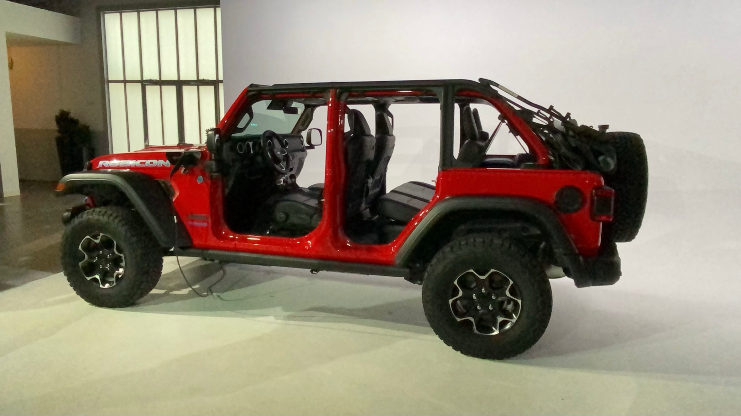 Electrified 21 Jeep Wrangler 4xe Recharges An Icon For The Future