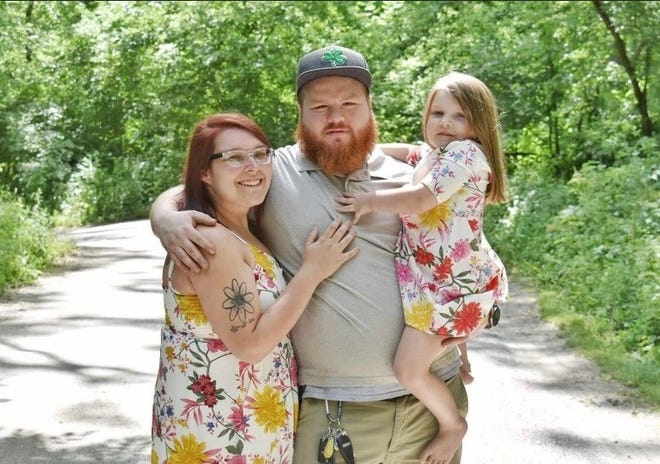 Dusty Lawrence con su esposa Betsy y su hija Madyson.