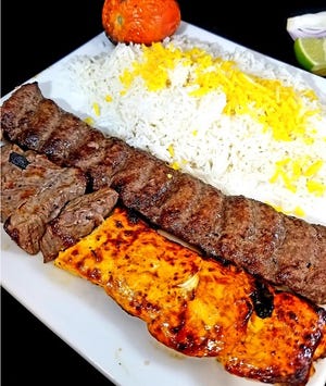 في Kabob on the Cliff ، يأتي طبق Kabob Combo مع نصف لحم بقر ونصف شريحة دجاج وشريحة كاملة من Kopidev.