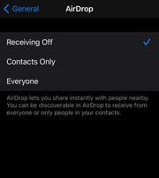 يقول فريق البحث إن ميزة AirDrop على أجهزة iPhone و MacBooks تتضمن نقاط ضعف يمكن للمحتالين استغلالها.