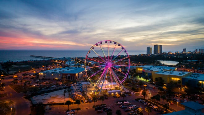 Pier Park ofrece una combinación de tiendas, restaurantes y entretenimiento en Panama City Beach.  El skywheel de 180 pies de largo tiene 31 góndolas que brindan una excelente vista de la Costa Esmeralda.