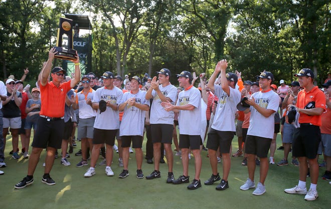 El entrenador de Oklahoma State, Alan Bratton, sostiene el trofeo después de que la Universidad Estatal de Oklahoma ganó la ronda final del Campeonato de Golf Masculino de la División I de la NCAA 2018 en Karsten Creek Golf Club en Stillwater, Oklahoma, el miércoles 30 de mayo de 2018.
