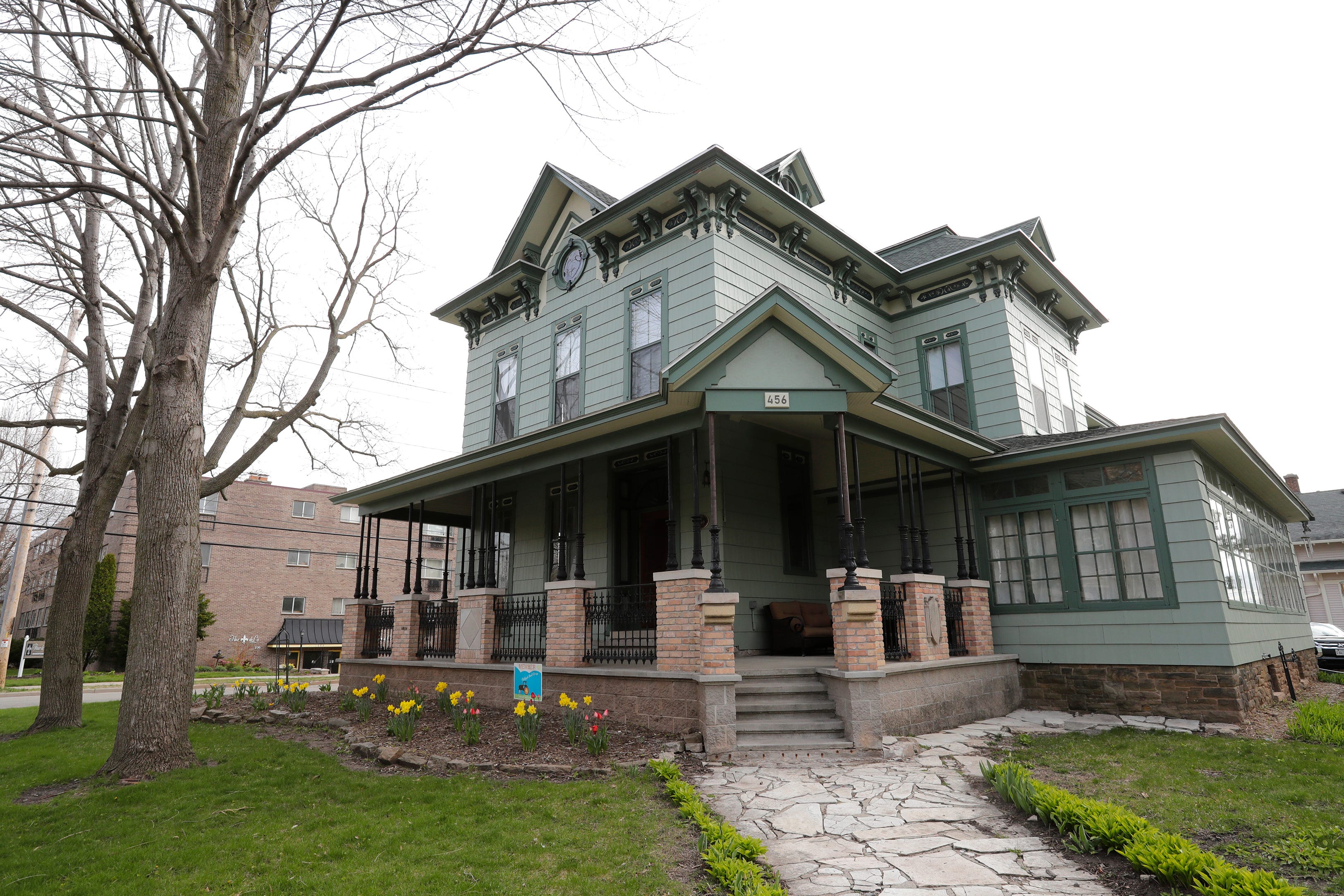 Oshkosh Streetwise Historic Doe House available to rent for groups
