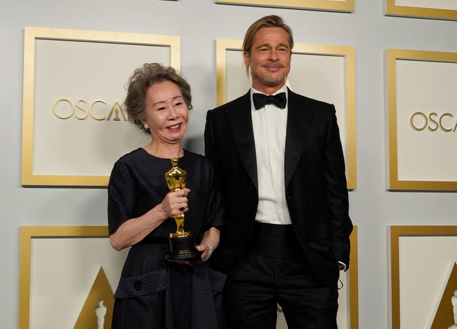 "the threat" Superstar Ye Jong Eun, left, and producer Brad Pitt pose for a behind-the-scenes photo at the Oscars.