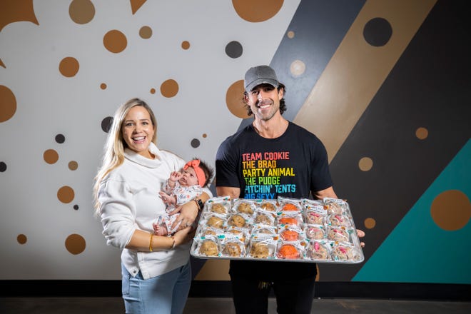 Aubrie y Brad Bromlow, junto con su hija Scarlett, exhiben algunas de sus populares galletas Fat and Weird Cookie Co. el 23 de abril en la tienda de la Ciudad de Panamá.