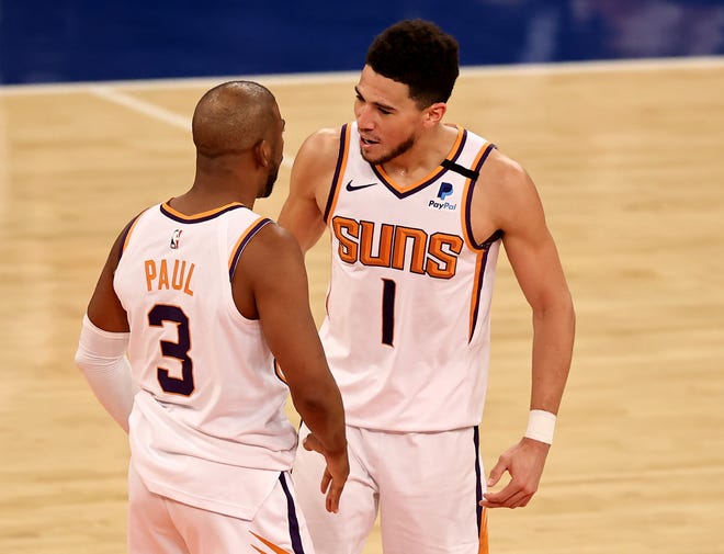 26 April 2021; New York, New York, AS; Chris Paul #3 dari Phoenix Suns merayakan tembakan tiga angkanya dengan rekan setimnya Devin Booker #1 di kuarter keempat melawan New York Knicks di Madison Square Garden.