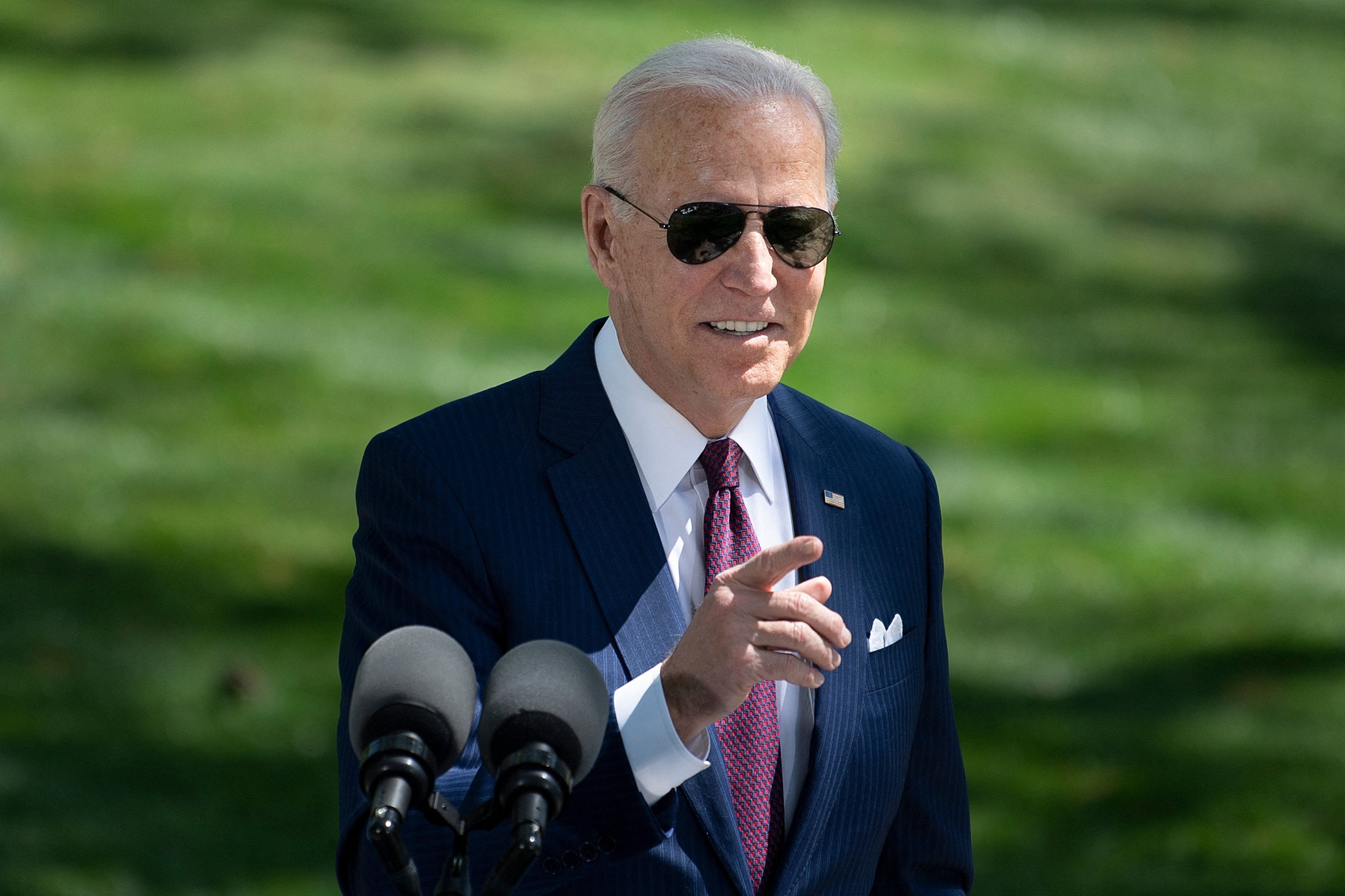 Geometri gift unse Biden's ubiquitous shades are showing up at White House functions