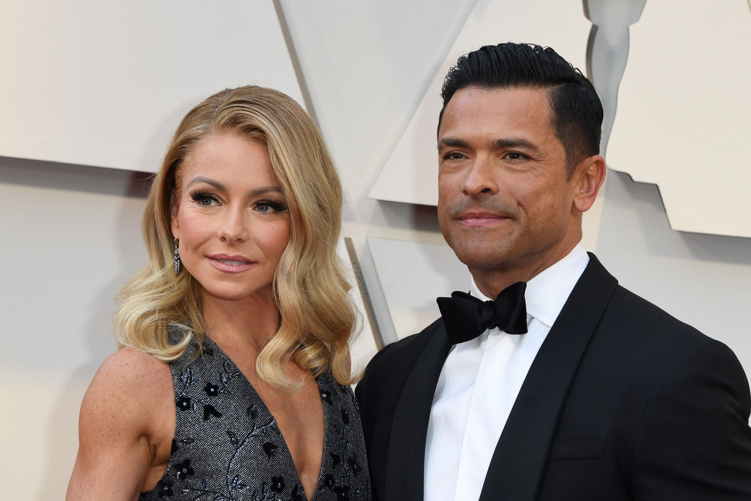 Kelly Ripa Mark Consuelos : Kelly Ripa Mark Consuelos Relationship See The Couple Over The Years
