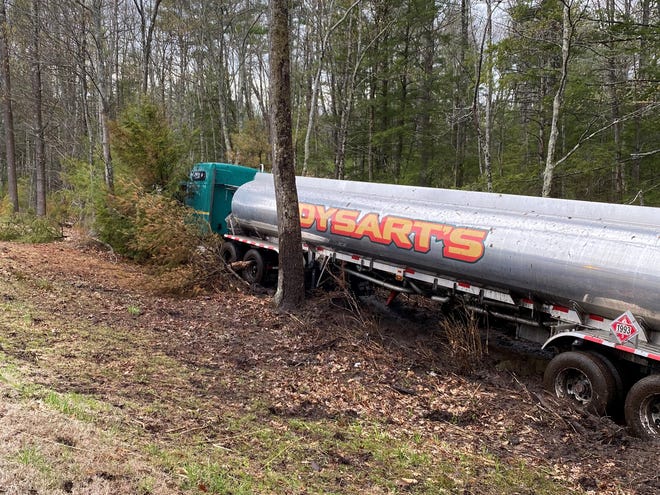 Image: https://www.gannett-cdn.com/presto/2021/05/03/NPOH/54170930-b3fa-4745-a515-e0adc2e05cf4-DysartIMG_0177.jpg?width=660&height=495&fit=crop&format=pjpg&auto=webp A tanker crashed shortly before 7 am on Monday May 3 2021 on Interstate 95 southbound in Wells according to Maine State Police The big tank was empty but the vehicles own fuel tank spilled diesel in the area police said