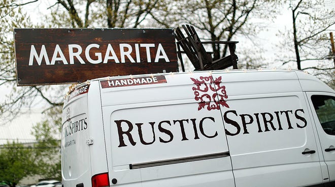 Vytas Makstutis važiuoja aplink „Rustic Spirits“ sunkvežimį su apšviestu žodžiu „margarita“ ir ant viršaus pritvirtinta „Adirondack“ kėde. Jis naudojasi kiekviena proga išeiti ir susitikti su klientais akis į akį ir padaryti keletą pavyzdžių.