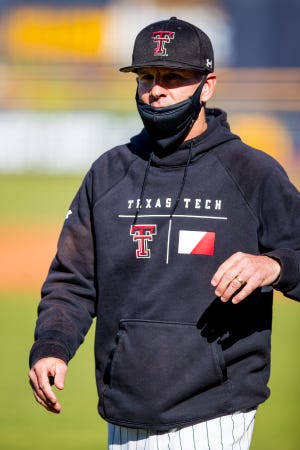 L'entraîneur de Texas Tech Tim Tadlock et les Red Riders ont battu l'Oklahoma 4-4 mardi soir à Amarillo. La série de quatre matchs des Red Raiders a été annulée ce week-end contre l'Université de l'Illinois-Chicago mercredi en raison de problèmes de COVID-19 au sein du programme UIC.