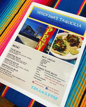 El menú está en la Taquería de Josefina en Yreka.