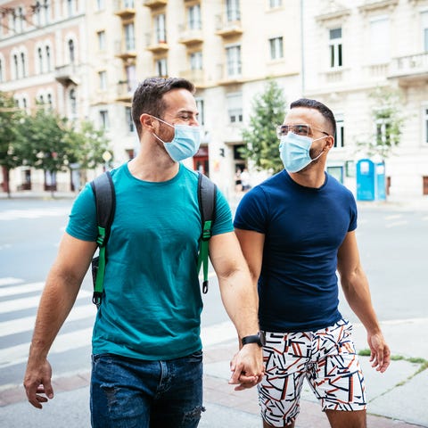 Travelers during the pandemic in masks.
