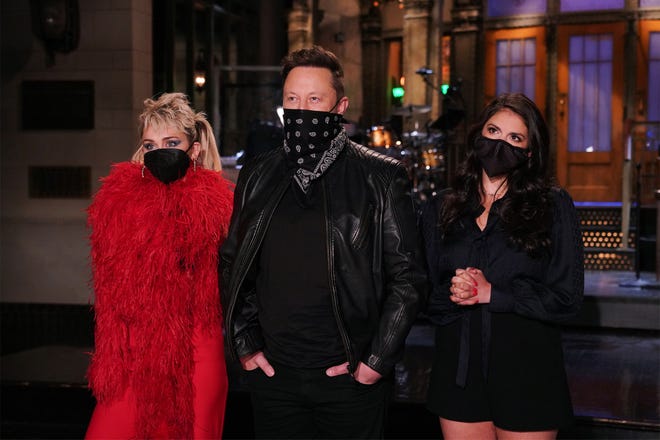 L'invité musicale Miley Cyrus, l'animateur Elon Musk et Cecily Strong font la promotion de `` SNL '' au Studio 8H le jeudi 6 mai 2021