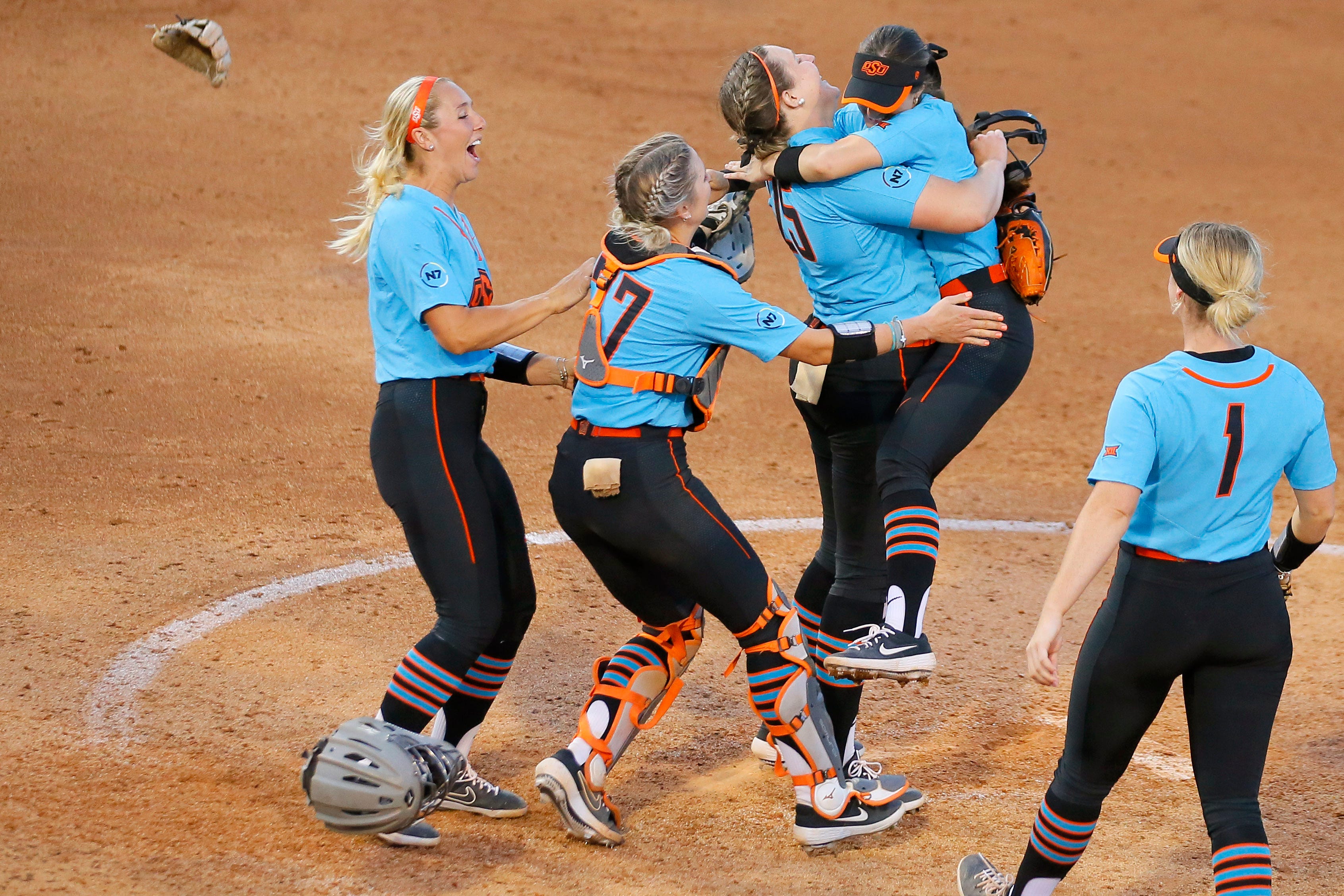 NCAA softball Oklahoma State Cowgirls vs. OU Sooners recap, May 7