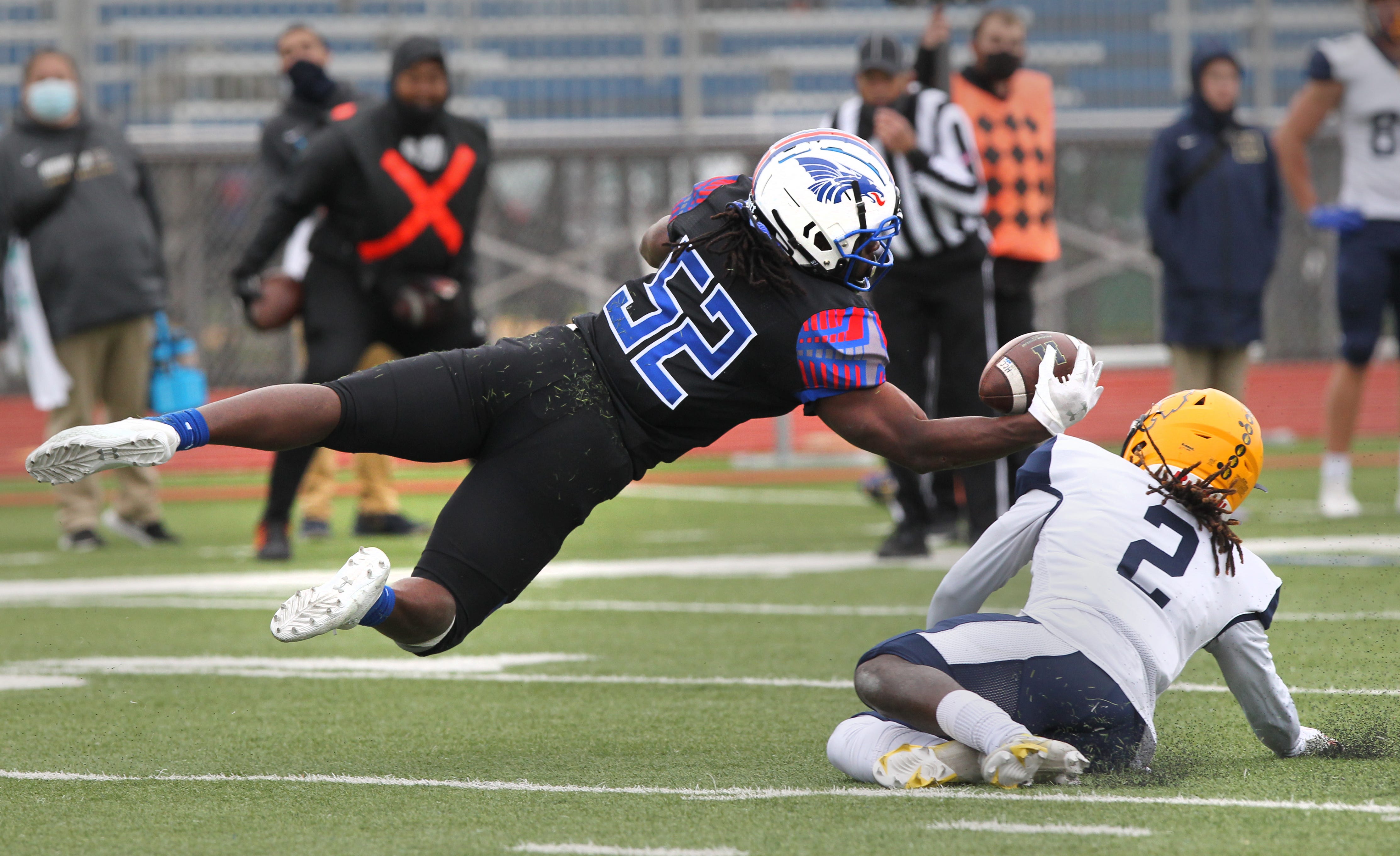 Hutchinson Blue Dragons beat Highland Scotties at Gowans Stadium