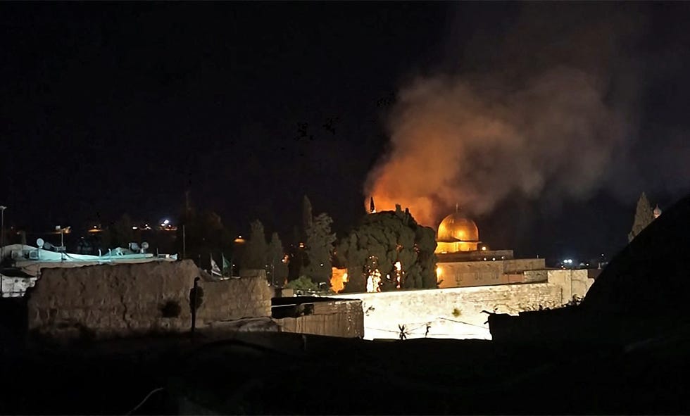 Ein Ausschnitt aus einem AFPTV-Video zeigt einen brennenden Baum in der Nähe der Felsendom-Moschee in Jerusalems Al-Aqsa-Moscheekomplex am 10. Mai 2021 nach erneuten Zusammenstößen zwischen Palästinensern und israelischer Polizei am Tatort. 