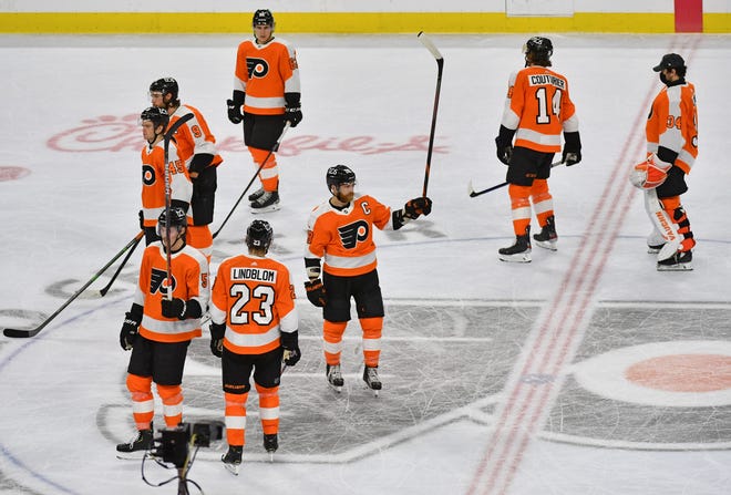 Center Claude Giroux (28) and teammates acknowledge the home crowd after the Flyers last game of the regular season, awin against the New Jersey Devils.