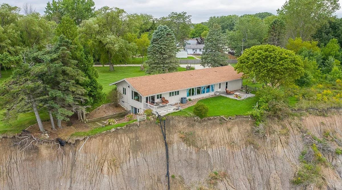 Racine house hanging over cliff gets notice from Zillow Gone Wild