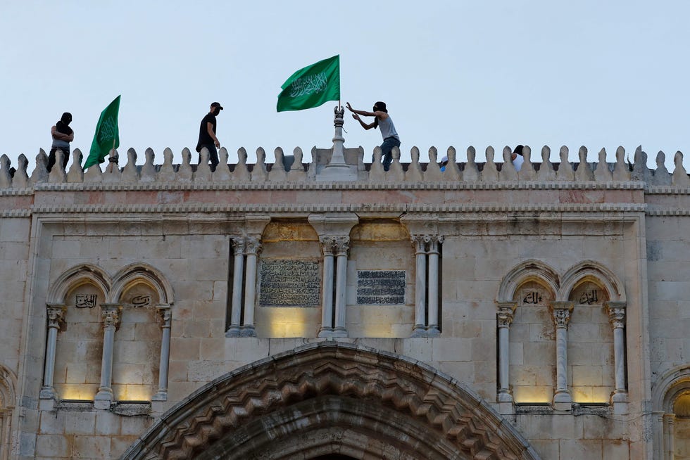 Die Palästinenser setzen die Flagge der Hamas-Bewegung am 10. Mai 2021 in der Altstadt Jerusalems auf die Al-Aqsa-Moschee, bevor ein geplanter Marsch zum Gedenken an die Übernahme Jerusalems durch Israel im Sechs-Tage-Krieg von 1967 geplant wird.