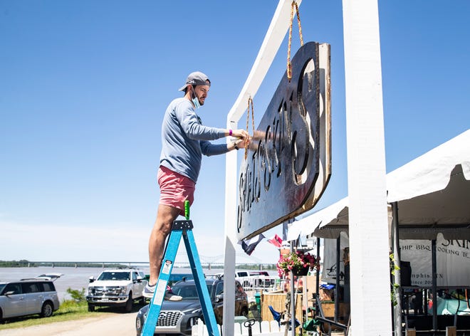 Ryan McDurmon suspende la etiqueta Shoats & Skins durante el Concurso Culinario anual del Campeonato Mundial de Memphis en el Campeonato Mundial de BBQ en mayo en Tom Lee Park el miércoles 12 de mayo de 2021.