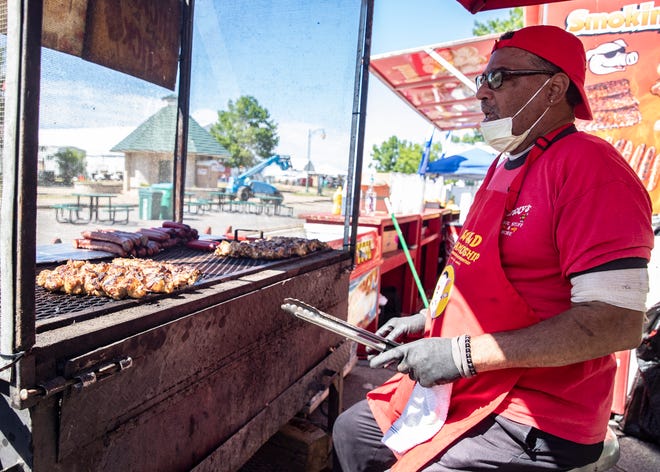 Job Weathers, 12 Mayıs 2021 Çarşamba günü Tom Lee Park'ta Mayıs ayında düzenlenen Dünya Barbekü Şampiyonası'nda yıllık Memphis Yarışmasında çubukta Yancey tavuğu hazırlıyor.