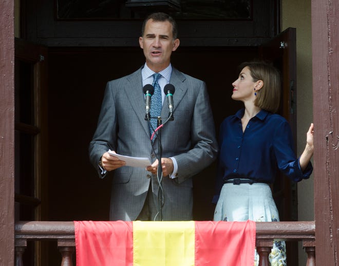 La reina Letizia está junto a su esposo, el rey Felipe VI de España, mientras él se dirige a una multitud reunida en la Plaza de la Constitución de San Agustín desde el balcón de la Casa de Gobierno el viernes 18 de septiembre de 2015.