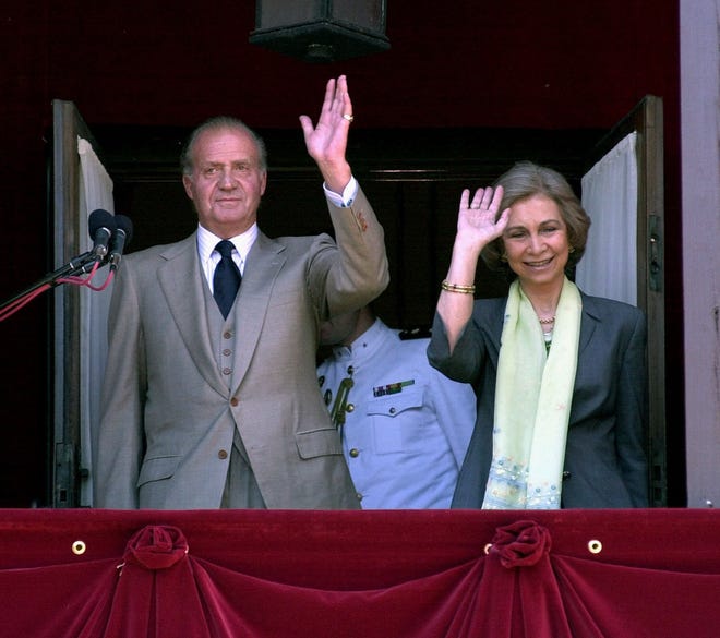 El rey Juan Carlos y la reina Sofía de España saludan a la multitud que se reunió frente a la Casa de Gobierno en San Agustín el domingo 1 de abril de 2001.