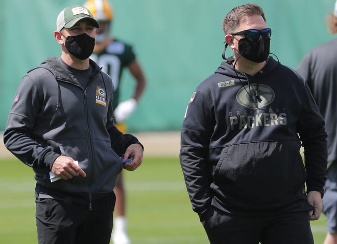 L'entraîneur-chef des Green Bay Packers, Matt LaFleur, et le directeur général Brian Gutekunst, regardent vendredi lors de la première journée du minicamp recrue.