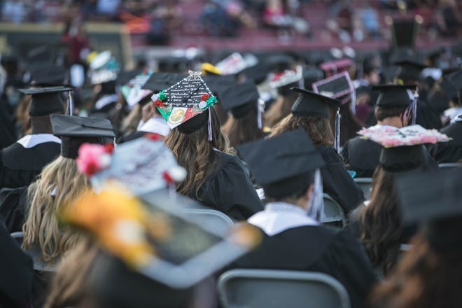 Tres aspirantes a graduados de la Universidad Estatal de Nuevo México-q2 comparten sus historias