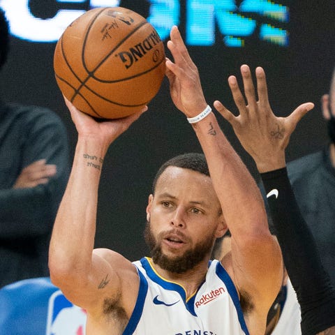 Warriors guard Stephen Curry (30) shoots over Griz