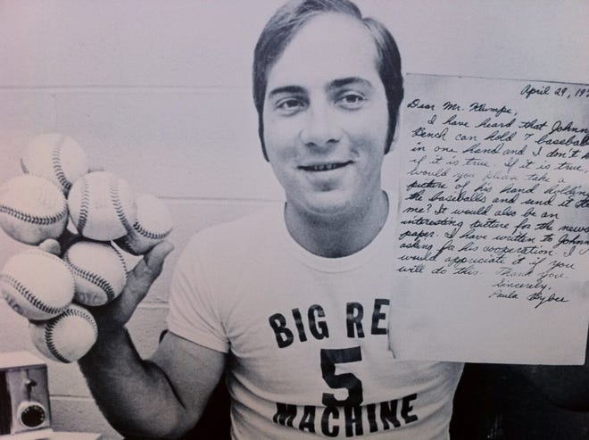 Johnny Bench poses with a letter asking him to prove that he can hold seven baseballs in one hand.