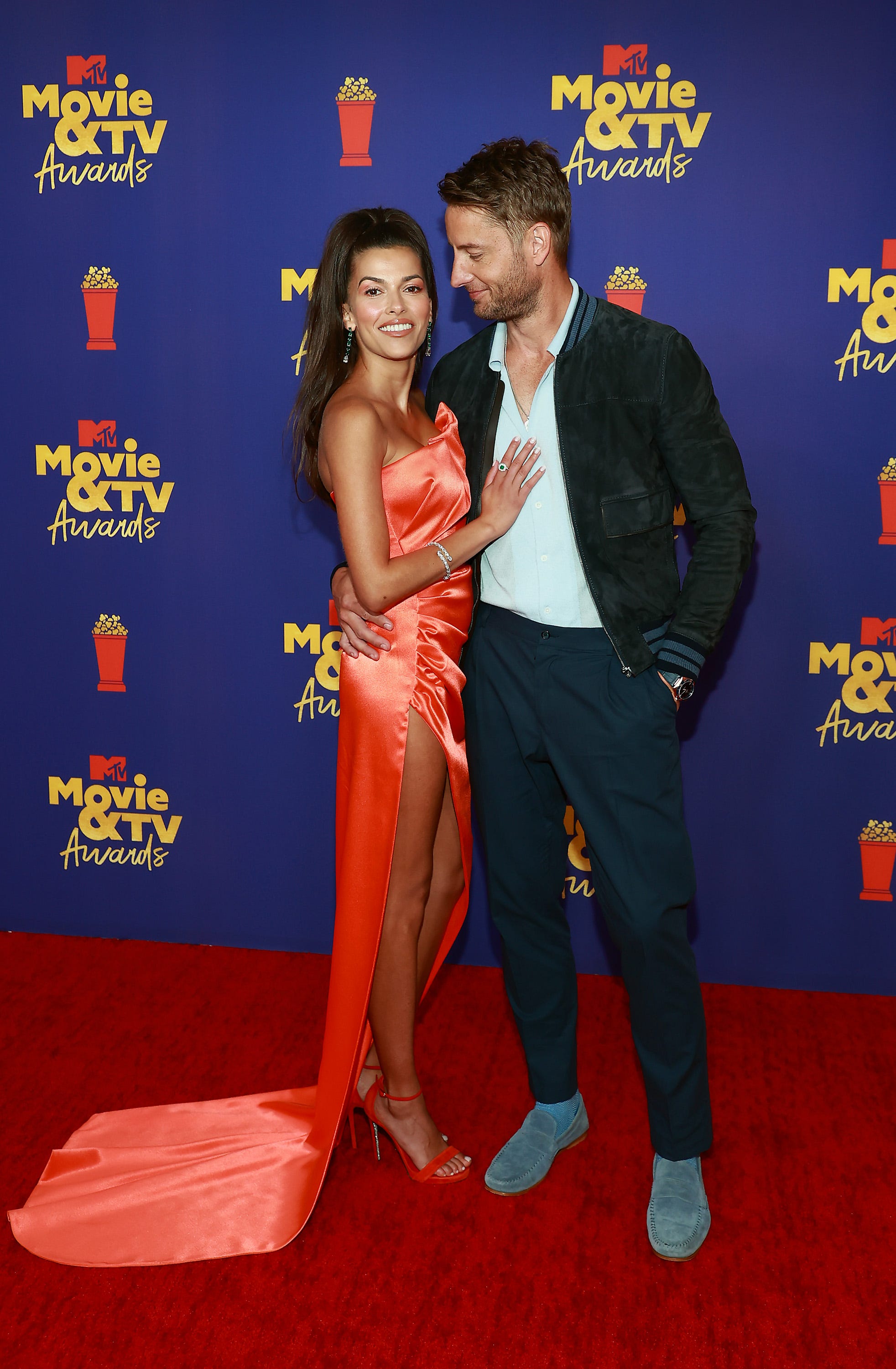 Mtv Awards Justin Hartley Sofia Pernas Make Red Carpet Couple Debut