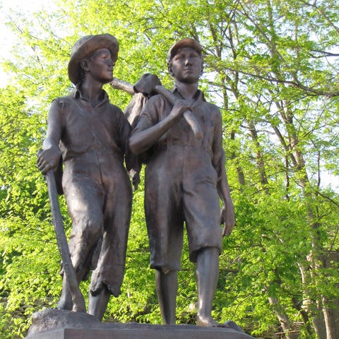 Bronze statue of Tom Sawyer and Huckleberry Finn i