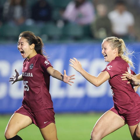 Santa Clara players react as they win against Flor