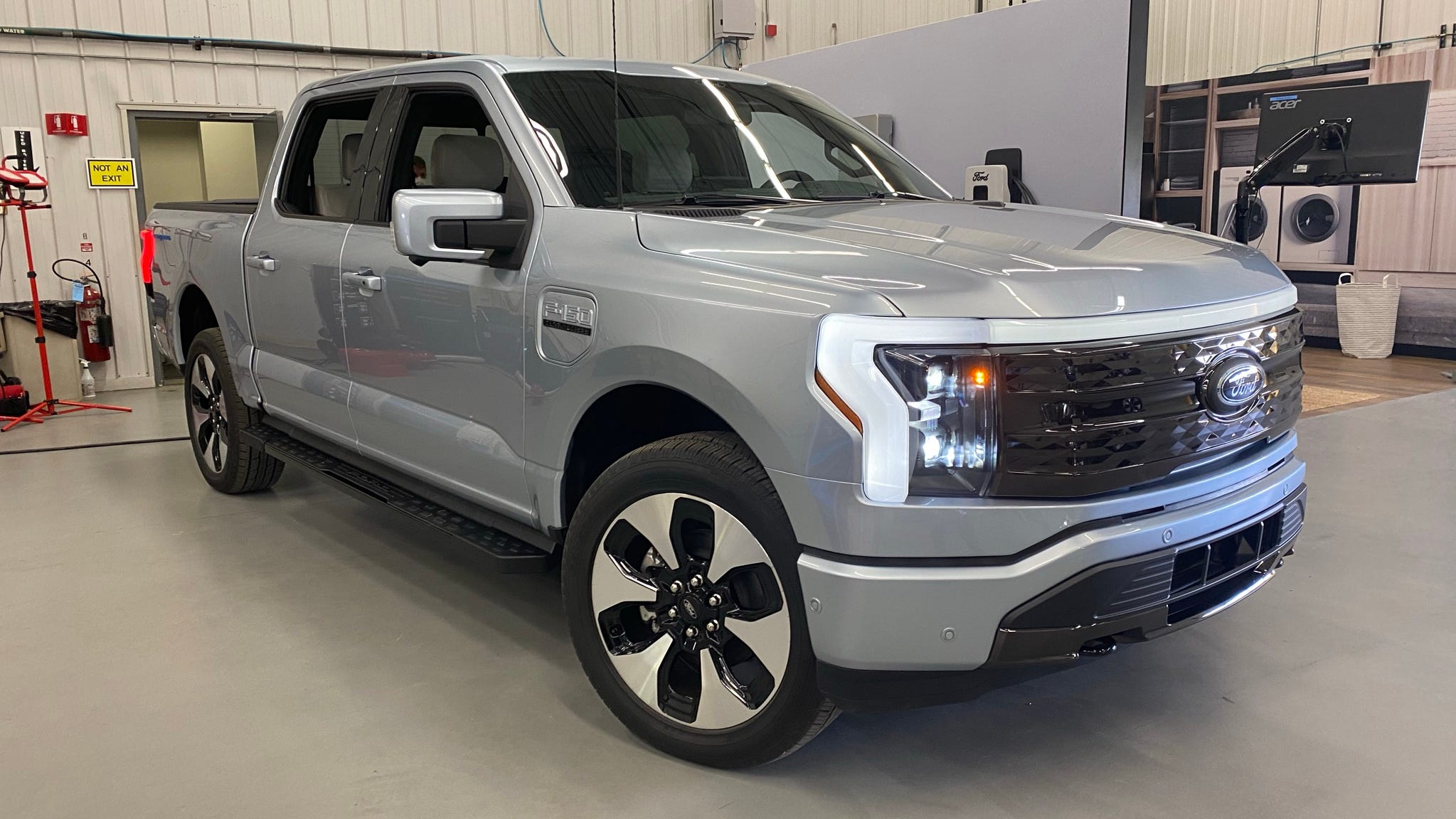 2022-ford-f-150-lightning-ev-pickup-showcases-power-new-features
