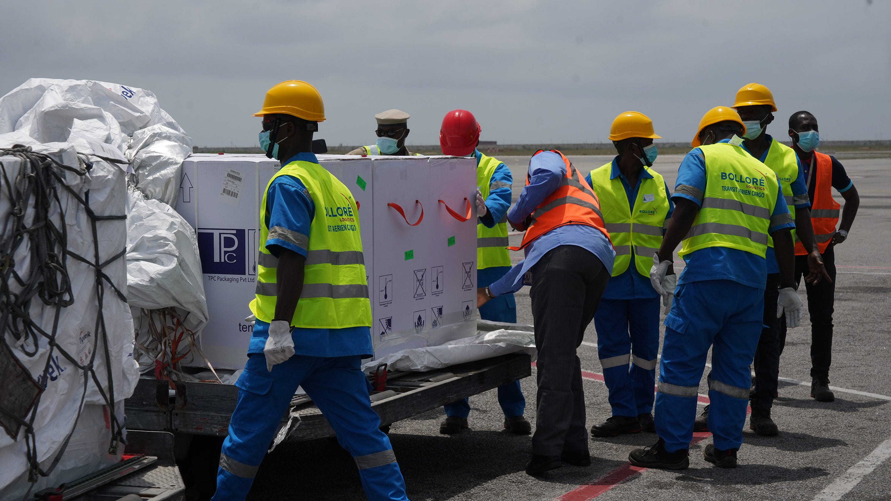 On February 26, 2021, a plane carrying 504,000 doses of COVID-19 vaccines distributed by the COVAX Facility landed in Abidjan.