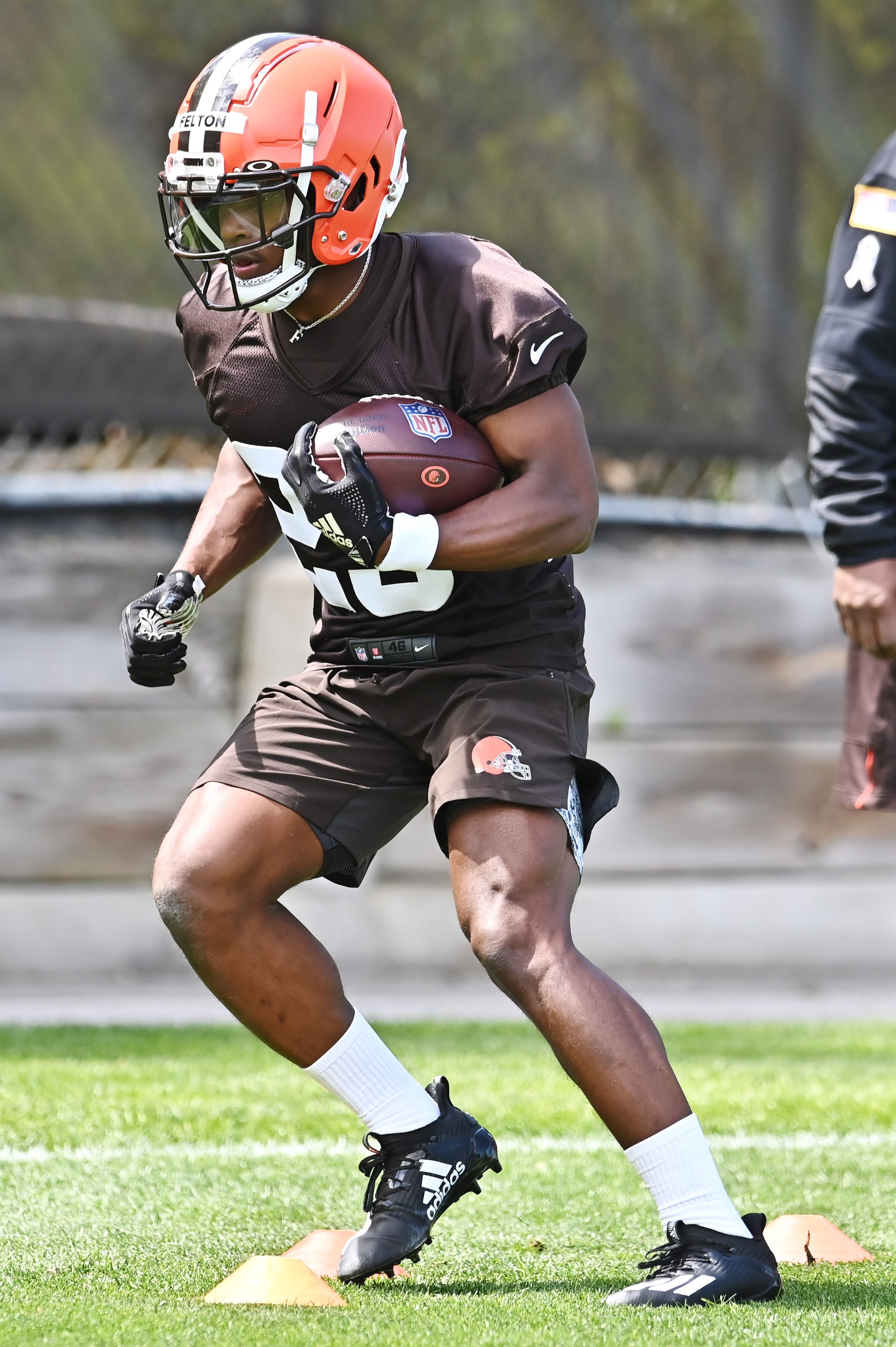 The Browns feel that Demetric Felton has the ability to play both running back and receiver.