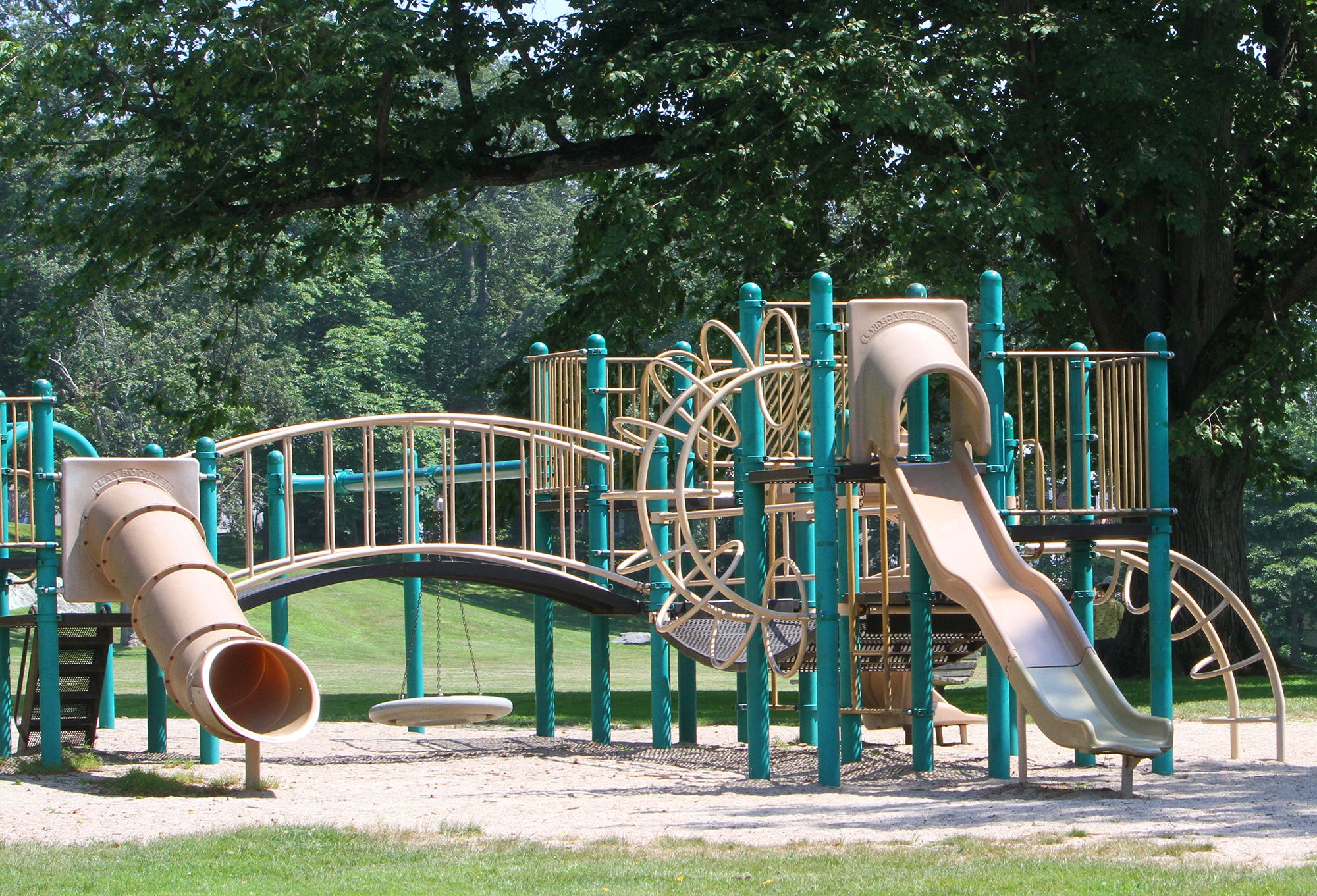 Newport couple creates online guide for Aquidneck Island parks