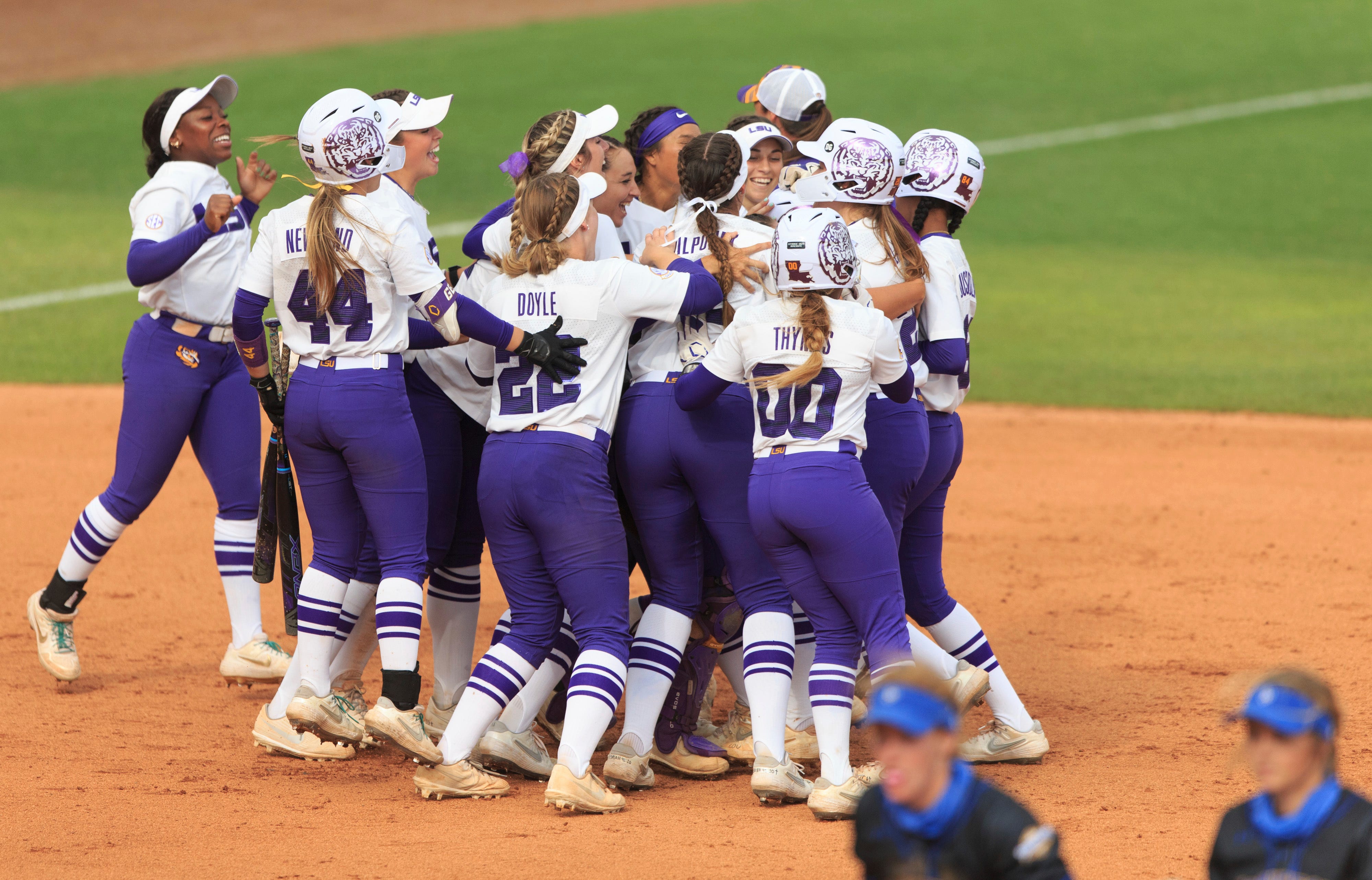LSU softball beats Ragin' Cajuns again, advances at NCAA Baton Rouge