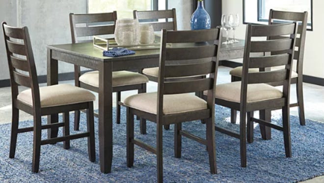 This dining set is both economical and stylish.