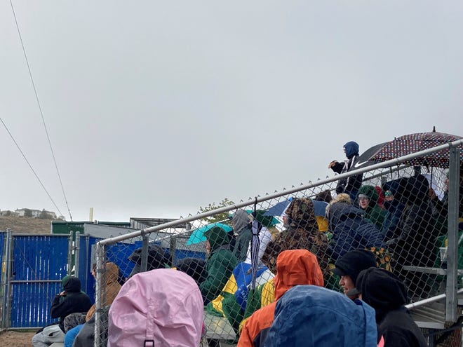 Los fanáticos ven al obispo Manogue en el juego de béisbol de McQueen el viernes.