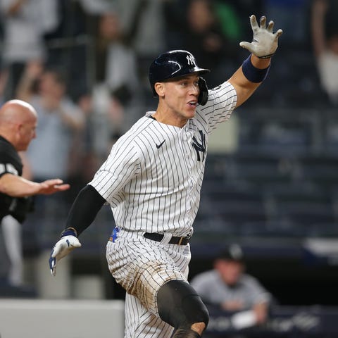 New York Yankees right fielder Aaron Judge celebra
