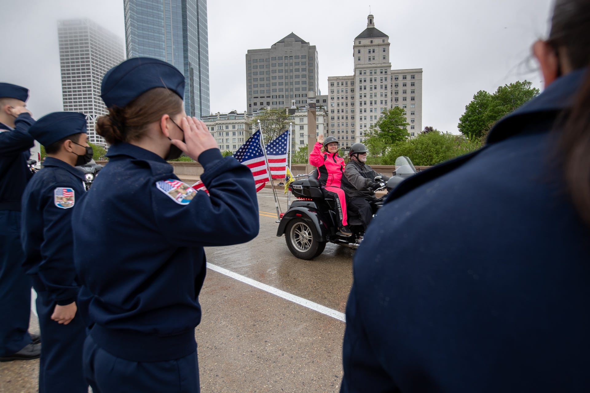 Stars and Stripes Honor Flight holds parade for veterans in MIlwaukee